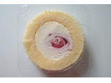 「ローソン Uchi Cafe’ SWEETS×八天堂 かすたーど苺ロールケーキ」のクチコミ画像 by キックンさん