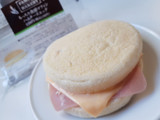 「ファミリーマート ファミマ・ベーカリー もっちり食感マフィンハムチーズエッグ」のクチコミ画像 by MAA しばらく不在さん