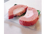 「ローソン Uchi Cafe’ SWEETS ルビーチョコレートのロールケーキ」のクチコミ画像 by ビーピィさん