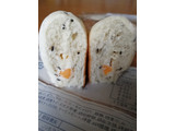 「ヤマザキ 黒胡麻チーズクリームパン 袋1個」のクチコミ画像 by とくめぐさん