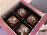 「Trader joe’s Dark chocolate Sea salt caramels 4個」のクチコミ画像 by SweetSilさん