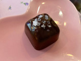 「Trader joe’s Dark chocolate Sea salt caramels 4個」のクチコミ画像 by SweetSilさん