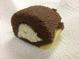 「ローソンストア100 切れてるロールケーキ チョコバナナ」のクチコミ画像 by SANAさん