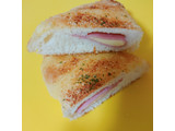 「デイリーヤマザキ デイリーホット ハムチーズパン 5種のチーズ使用」のクチコミ画像 by ぺりちゃんさん