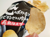 「山芳製菓 俺のポテトチップスビリビリシビれる肉みそ味花椒仕立て 袋50g」のクチコミ画像 by MAA しばらく不在さん