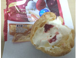 「モンテール 小さな洋菓子店 苺ショートケーキのシュークリーム 袋1個」のクチコミ画像 by タヌキとキツネさん