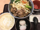 すき家 牛すき鍋定食 たまご1個の実食写真（ビールが一番さん）