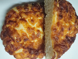 「セブン-イレブン こんがり3種チーズのもっちりパン」のクチコミ画像 by レビュアーさん
