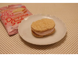 「ローソン Uchi Cafe’ SWEETS ダックワーズサンド さくらストロベリー」のクチコミ画像 by Yulikaさん