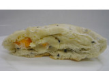 「ヤマザキ 黒胡麻チーズクリームパン 袋1個」のクチコミ画像 by キックンさん