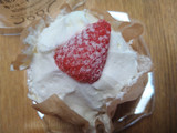 「ローソン Uchi Cafe’ SWEETS Specialite 雲泡クリームの苺ショート」のクチコミ画像 by ピノ吉さん
