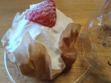 「ローソン Uchi Cafe’ SWEETS Specialite 雲泡クリームの苺ショート」のクチコミ画像 by ピノ吉さん