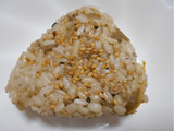 「セブン-イレブン もち麦もっちり！生姜鶏ごぼうごはんおむすび」のクチコミ画像 by コマメのグルメさん