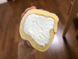 「ローソン Uchi Cafe’ SWEETS もち食感ロール 北海道産生乳入りクリーム」のクチコミ画像 by こつめかわうそさん