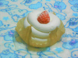 「ローソン Uchi Cafe’ SWEETS Specialite 絹白クリームの苺ショート」のクチコミ画像 by tibihiromiさん