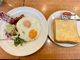 ガスト 目玉焼き＆ベーコンソーセージセットの実食写真（ビールが一番さん）