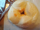 「ローソン とろ～りチーズのもちもちとした白いパン」のクチコミ画像 by ピノ吉さん