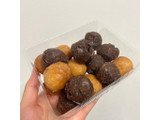 「ファミリーマート ファミマ・ベーカリー 2色のボールドーナツプレーンとチョコ 16個入」のクチコミ画像 by apricotさん