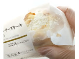 「ローソン Uchi Cafe’ ふわしゅわスフレチーズケーキ チーズクリーム入り」のクチコミ画像 by くまプップさん