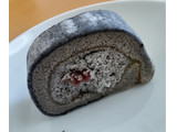 「ローソン Uchi Cafe’ お餅で巻いたもち食感ロール ごま＆あんこ」のクチコミ画像 by はるなつひさん
