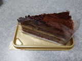 「ファミリーマート プラリネクリームのショコラケーキ 2個」のクチコミ画像 by しろねこエリーさん