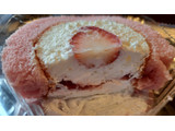 「ローソン Uchi Cafe’ いちごのロールケーキ いちごソース入り」のクチコミ画像 by ピノ吉さん