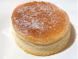 「ファミリーマート ファミマルSweets ふわしゅわ半熟スフレ のび～るチーズソース入り」のクチコミ画像 by 芋っさんさん