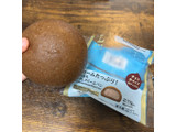 「ローソン クリームたっぷり！ ふわもち冷やしクリームパン チョコホイップ 生チョコ入り」のクチコミ画像 by キョロさん
