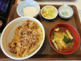 すき家 わさび山かけ牛丼の実食写真（ニャンタさん）