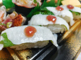 にぎりの徳兵衛 えんがわ梅肉乗せの実食写真（なんやかんやさん）