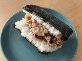 「ローソン 吉野家監修 具！おにぎり まるで牛すき丼」のクチコミ画像 by こつめかわうそさん