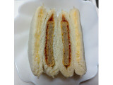 ヤマザキ ランチパック ナゲット＆BBQソ‐スとタマゴパスタの実食写真（べべふぉっくさん）