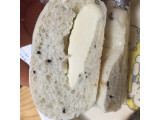 「ヤマザキ 黒胡麻カマンベールチーズクリームパン 袋1個」のクチコミ画像 by ちぇるるさん