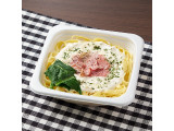 ファミリーマート 生パスタ ベーコンのクリームソース