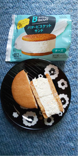 「ファミリーマート ファミマスイーツ バタービスケットサンド チーズ」のクチコミ画像 by taaさん