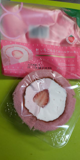 「ローソン Uchi Cafe’ いちごみるくロールケーキ」のクチコミ画像 by minorinりん さん