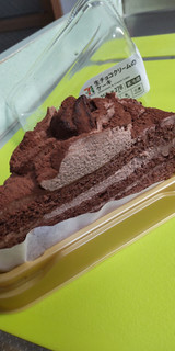 「セブンプレミアム 生チョコクリームのケーキ 冬季限定パッケージ パック1個」のクチコミ画像 by minorinりん さん