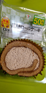 「セブン-イレブン 黒糖ロールケーキ」のクチコミ画像 by minorinりん さん