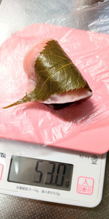 「シャトレーゼ 大島桜の桜餅 焼き皮 パック3個」のクチコミ画像 by minorinりん さん