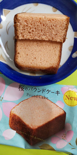 「ファミリーマート 桜のパウンドケーキ」のクチコミ画像 by minorinりん さん