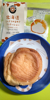「ニューデイズ EKI na CAFE 北海道じっくりかまやきクッキーシュー 北海道ミルク」のクチコミ画像 by minorinりん さん