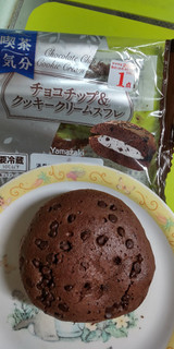「ヤマザキ チョコチップ＆クッキークリームスフレ 1個」のクチコミ画像 by minorinりん さん
