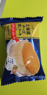 「ヤマザキ 北海道チーズ蒸しケーキ＆ベイクド風チーズケーキ 袋1個」のクチコミ画像 by minorinりん さん