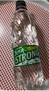 「サントリー サントリー天然水 THE STRONG 天然水スパークリング ライムショット 510ml」のクチコミ画像 by hiro718163さん