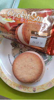 「シャトレーゼ バター香るクッキーサンドアイス 塩キャラメル 袋52ml」のクチコミ画像 by minorinりん さん