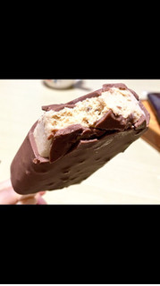 「ゴディバ チョコレートアイスバー ミルクチョコレートキャラメルアップル 箱1個」のクチコミ画像 by フードファイターさん