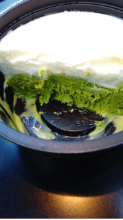 「ロッテ 濃厚クリームチーズアイス 隠れ宇治抹茶 カップ120ml」のクチコミ画像 by るーしーさん
