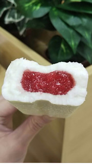 「井村屋 クリームチーズアイス ストロベリー 袋65ml」のクチコミ画像 by 高野アイスさん