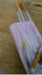 「グリコ ポッキー 贅沢ショコラティエ さくら味 箱4袋」のクチコミ画像 by レビュアーさん