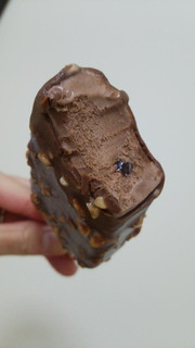 「ハーゲンダッツ クランチークランチ チョコレートマカデミアナッツ 箱80ml」のクチコミ画像 by しろねこエリーさん